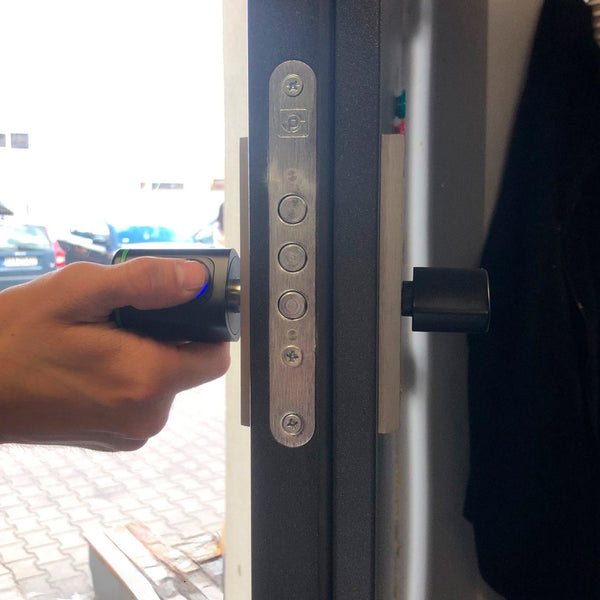 Išmanioji durų spyna su cilindru, piršto atspaudu ir „Bluetooth“ M12